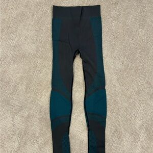Lululemon Athletica Gray and Teal Fabric